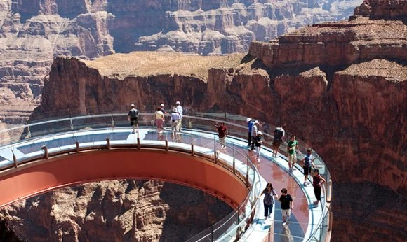 El Skywalk en el Gran Cañón, una excursión desde Las Vegas ideal para niños y adultos Vista del Skywalk sobre el Gran Cañón del Colorado desde helicóptero