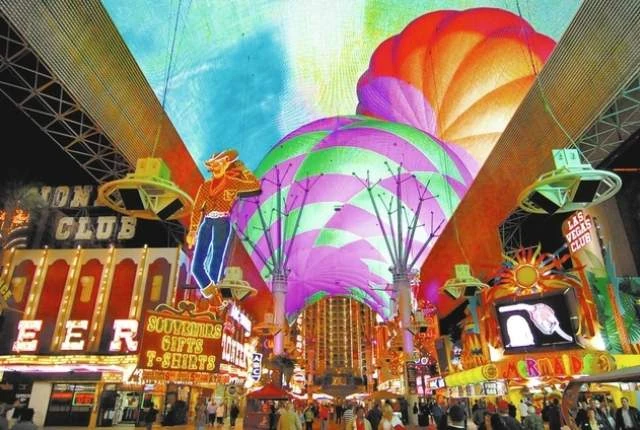 Fremont Street, una de las mejores atracciones gratuitas para niños en Las Vegas Fremont Street Las Vegas con luces y espectáculos para toda la familia