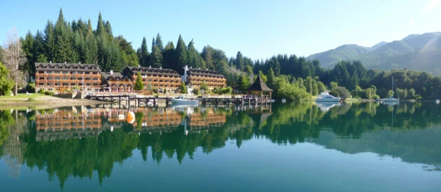 Imagen desde el lago del hotel Bahía Manzano, a orillas del Nahuel Huapi