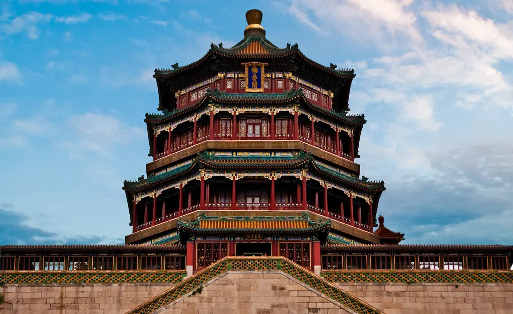 Templo pagoda chino de varios pisos con ornamentación roja y dorados en Beijing
