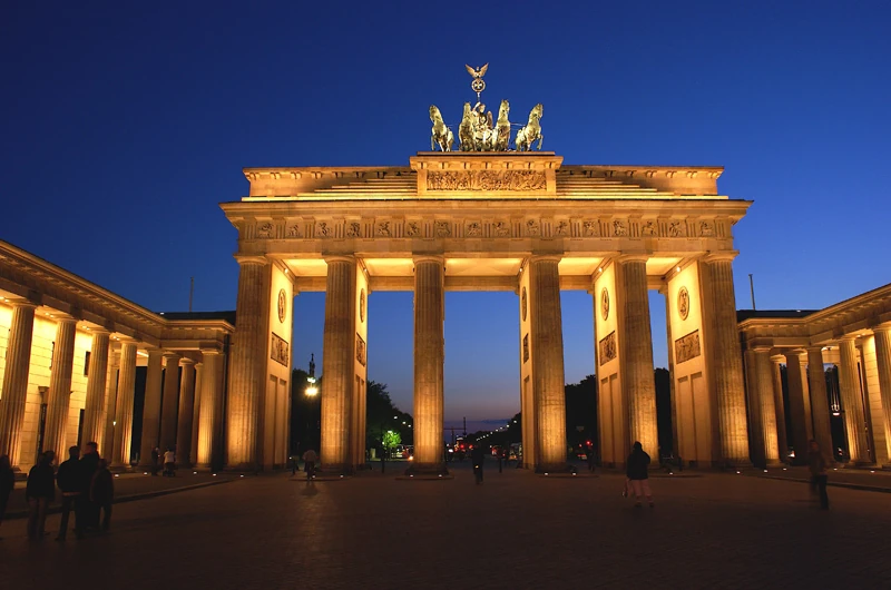 Puerta de Brandemburgo iluminada al atardecer en Berlín