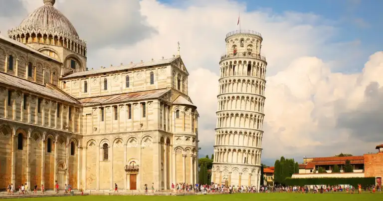 Complejo de la Torre Inclinada de Pisa con catedral en Italia