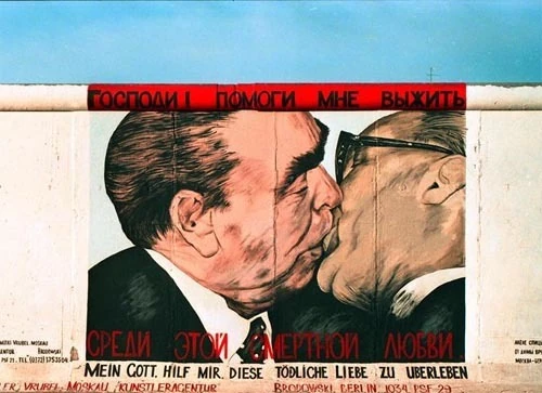 Mural del beso fraternal entre Brézhnev y Honecker pintado por Dmitri Vrubel en la East Side Gallery