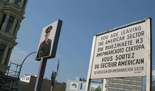 Cartel de Checkpoint Charlie que avisa en inglés, ruso, francés y alemán que estás saliendo del sector americano