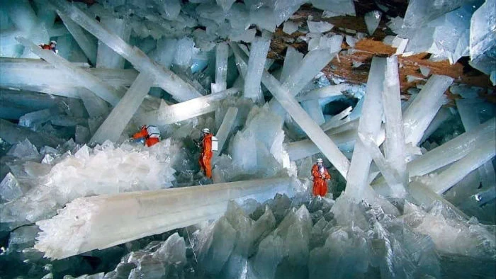 Cueva de los Cristales de Naica: uno de los lugares más increíbles de México Interiores de cueva con cristales de selenita gigantes colgando del techo