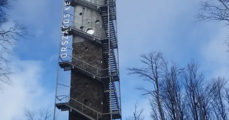 Una torre de vigilancia, transformada en refugio para mochileros
