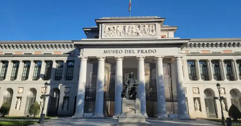 Entrada principal del Museo del Prado en Madrid con estatua de Velázquez