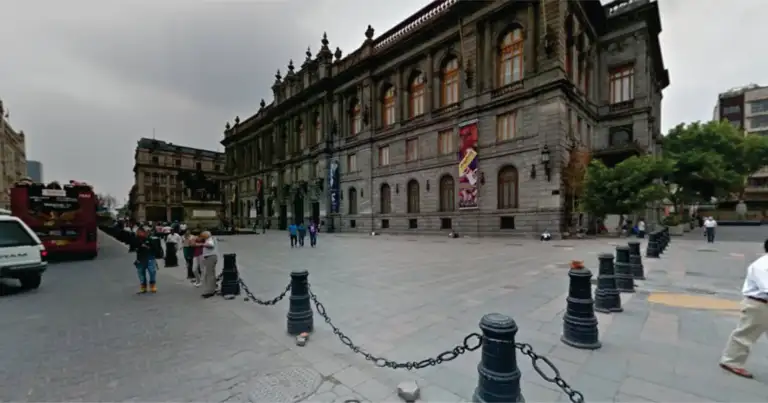 Plaza en la Ciudad de México con edificios históricos y personas caminando