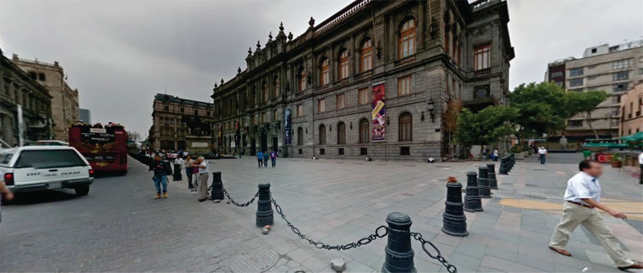 Plaza en la Ciudad de México con edificios históricos y personas caminando