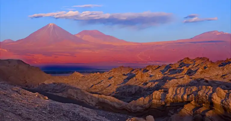 desierto de atacama, se ven atras montañas rojizas