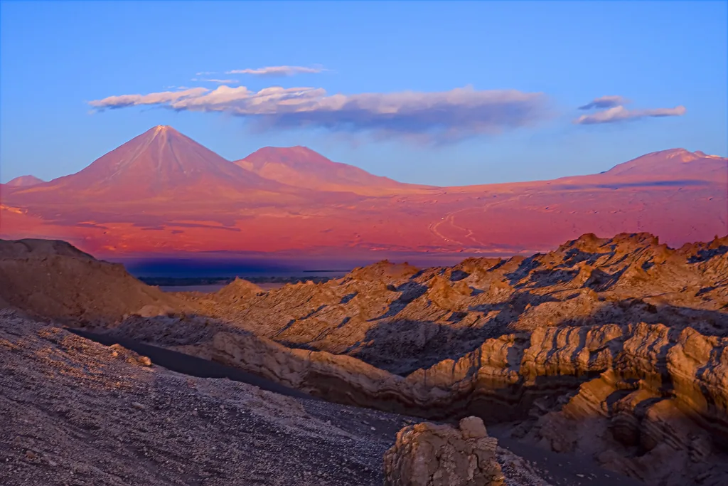 desierto de atacama, se ven atras montañas rojizas