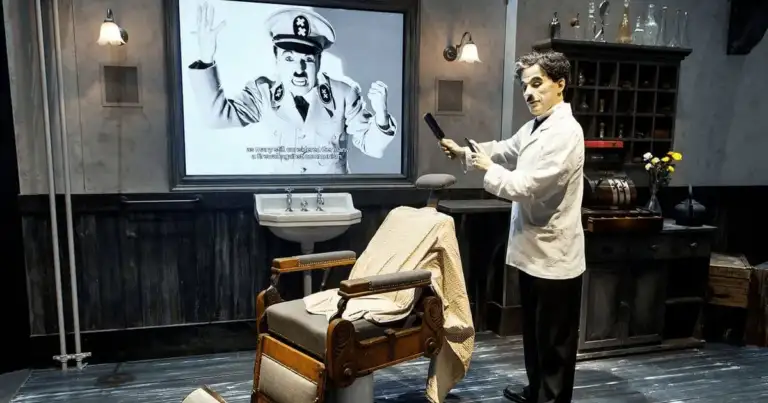 Recreación de Charlie Chaplin en Chaplin’s World, escena de barbero frente a proyección de El Gran Dictador