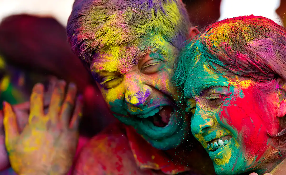 La famosa celebración de Holi está llena de símbolos y relatos culturales de India y Nepal. Conócelos y disfrútalos. holi festival celebración