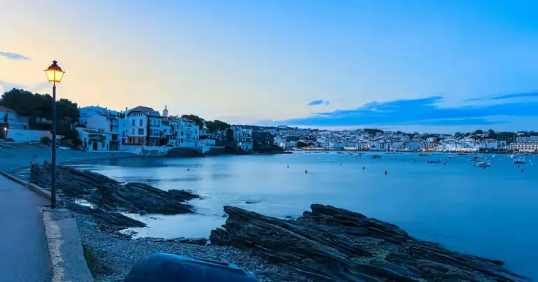 vista de Cadaqués y su playa