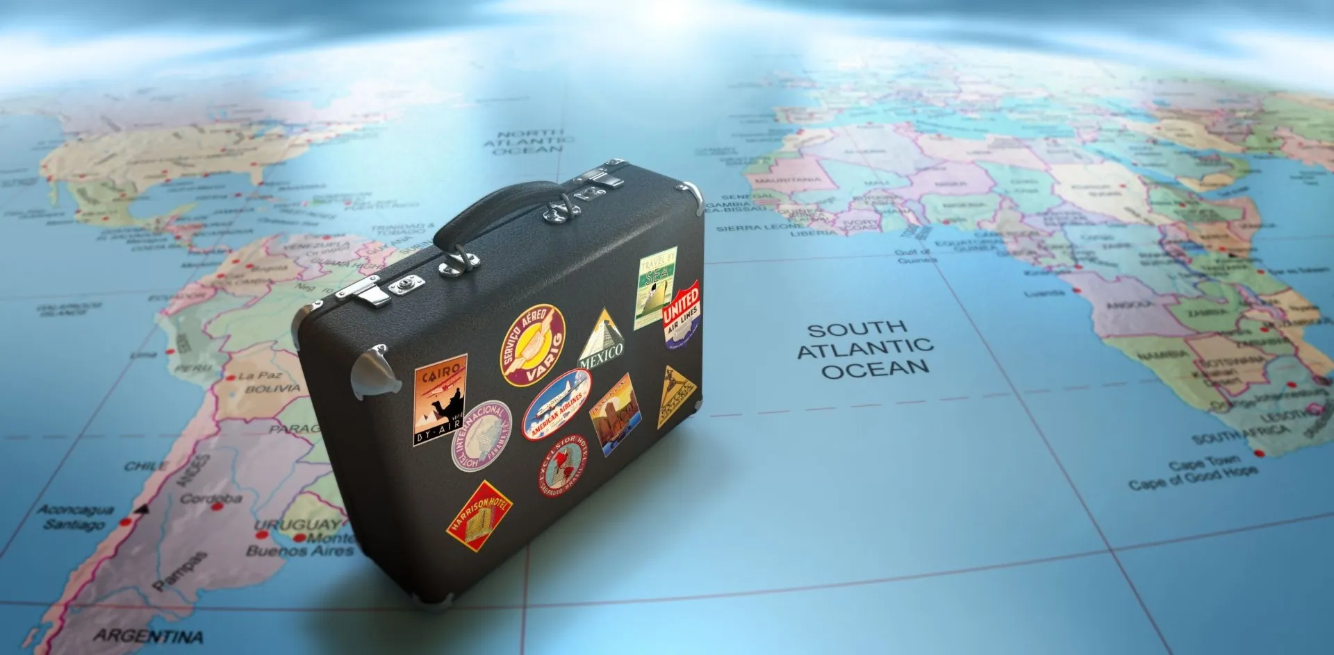Maleta vintage con adhesivos de destinos turísticos de todo el mundo