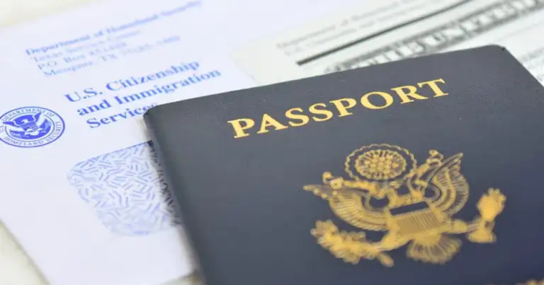 Pasaporte estadounidense sobre documentos de visa y formularios