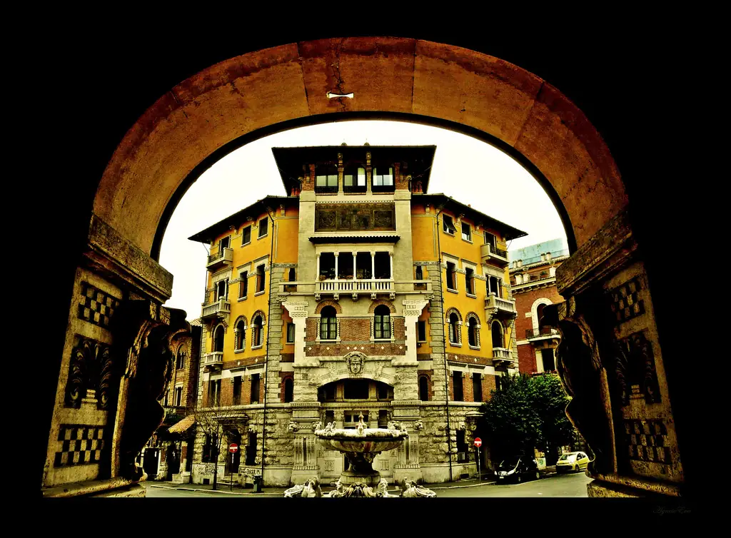 arcada para entrar al quartiere de coppede en roma