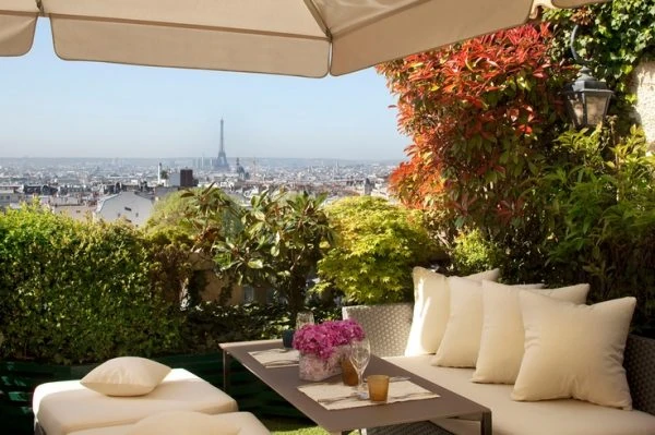 Terraza con vista panorámica a ciudad con torre arquitectónica al fondo