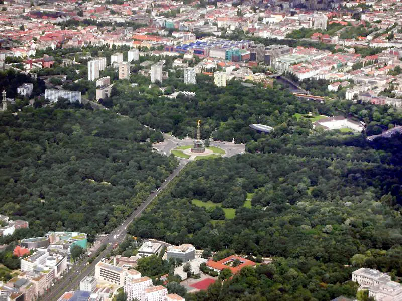 Vista aérea del Tiergarten de Berlín, amplio parque verde rodeado de edificios y avenidas