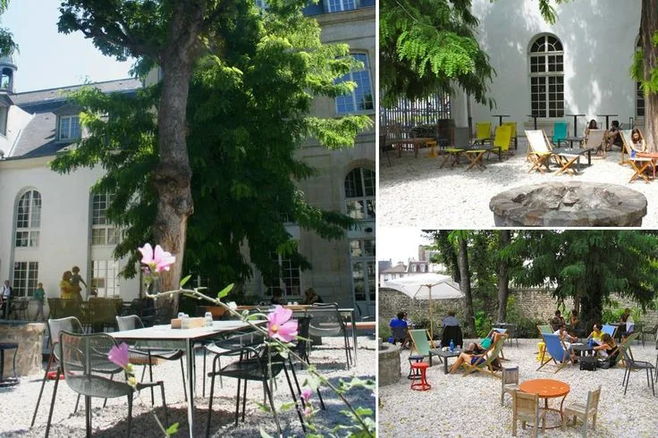 Terraza de café con sombrillas y mesas en calle peatonal