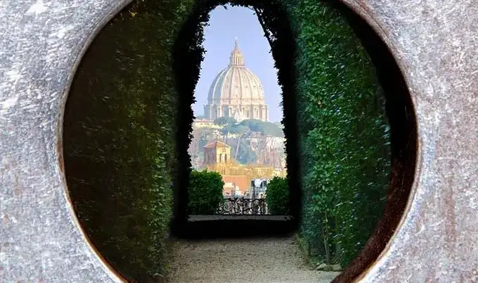 vista de la cupula de san pedro a traves de la cerradura de la casa de la orden de los caballeros de malta