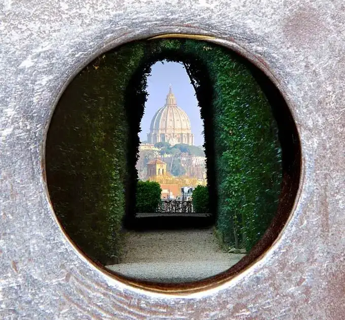 vista de la cupula de san pedro a traves de la cerradura de la casa de la orden de los caballeros de malta
