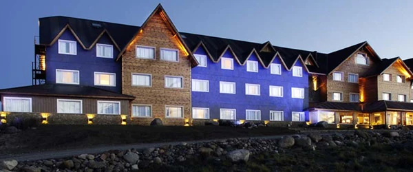 Hotel moderno multicolor frente a glaciar de hielo azulado