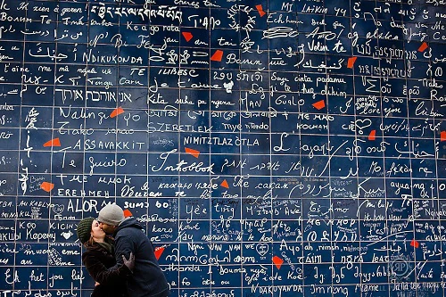 Muro completamente cubierto con escritura y símbolos en múltiples idiomas