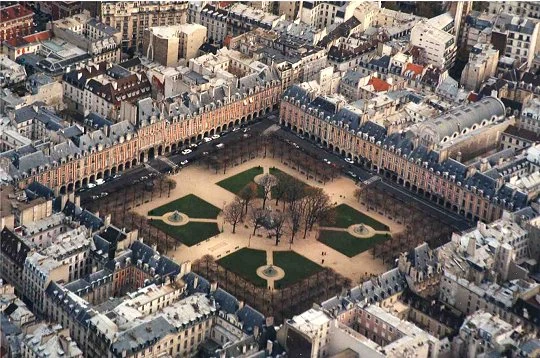 Plaza histórica con arcadas simétricas y jardines centrales