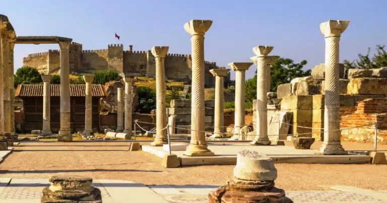 Restos de templo antiguo con columnas de piedra en ruinas arqueológicas