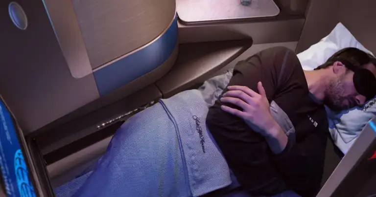 Pasajero durmiendo en asiento espacioso de cabina business class