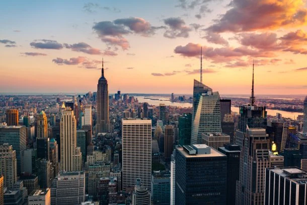 Skyline de Nueva York al atardecer con rascacieles iluminados por el sol