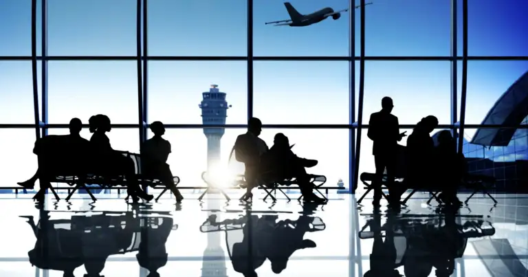 Siluetas de pasajeros en terminal de aeropuerto con avión visible por ventanas