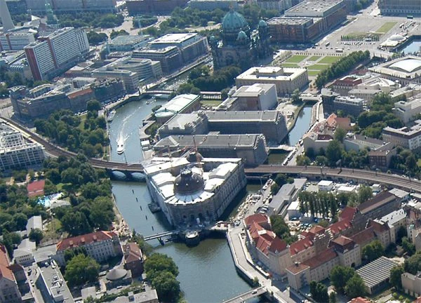Vista aérea de la Isla de los Museos de Berlín con edificios principales rodeados por río