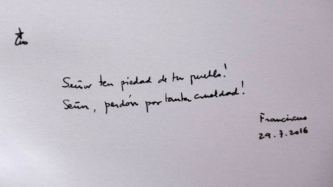 «Perdón por tanta crueldad» escribió Francisco en el libro de Auschwitz