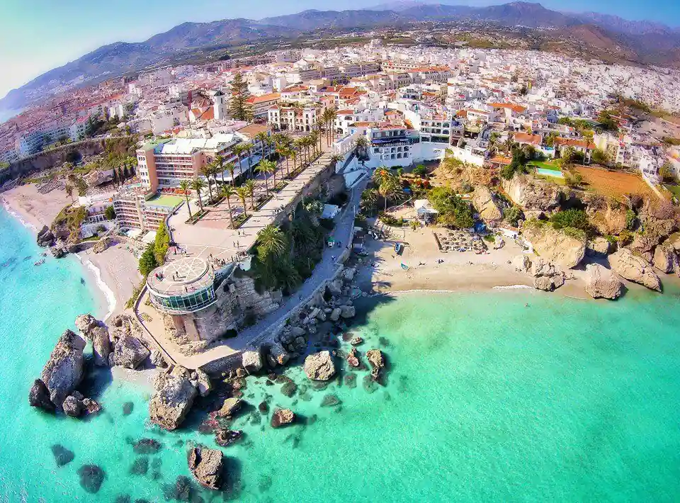 Balcón de Europa en Nerja, mirador con palmeras sobre las playas de la Costa del Sol