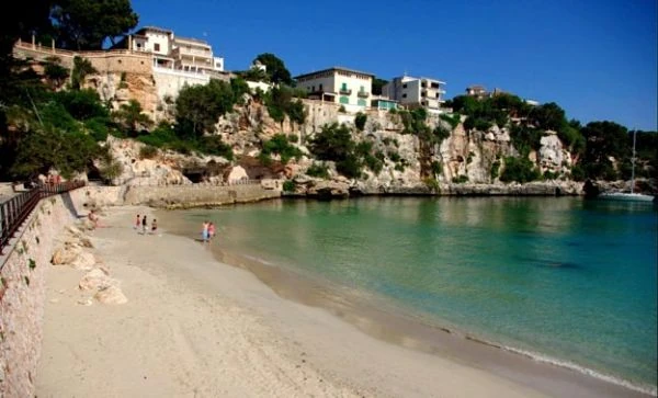 Playa del Cristo en Estepona, una cala de aguas tranquilas en la Costa del Sol