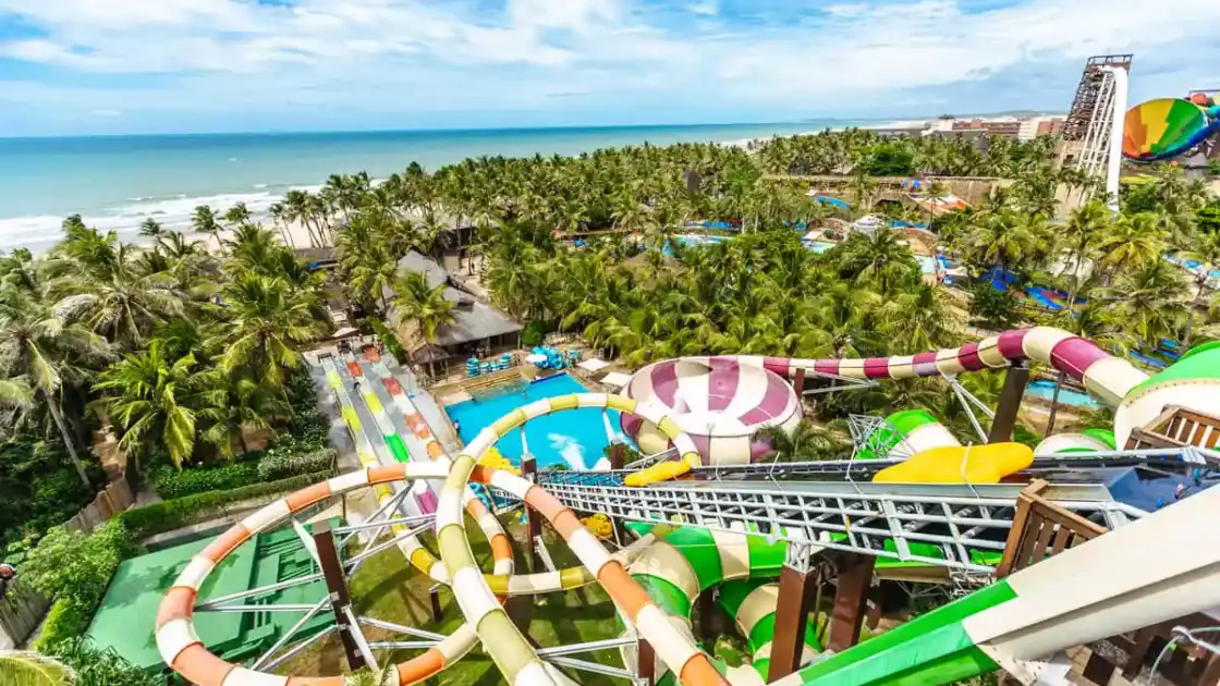 beach park en fortaleza. parque con toboganes acuaticos altisimos