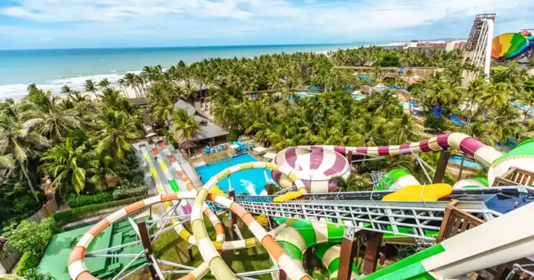 beach park en fortaleza. parque con toboganes acuaticos altisimos