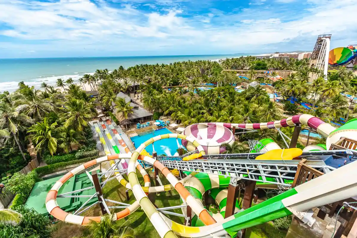 beach park en fortaleza. parque con toboganes acuaticos altisimos