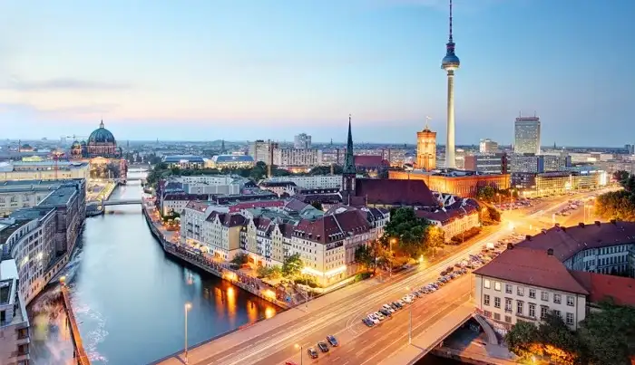 Skyline de Berlín al atardecer con la Torre de Televisión, iglesias, río y luces de la ciudad