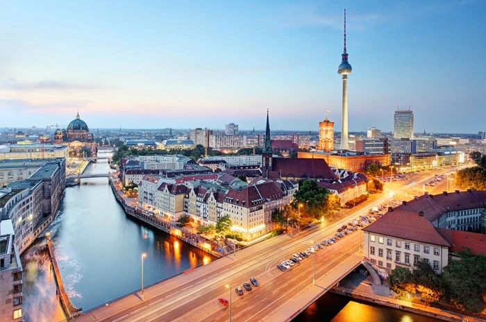 Skyline de Berlín al atardecer con la Torre de Televisión, iglesias, río y luces de la ciudad