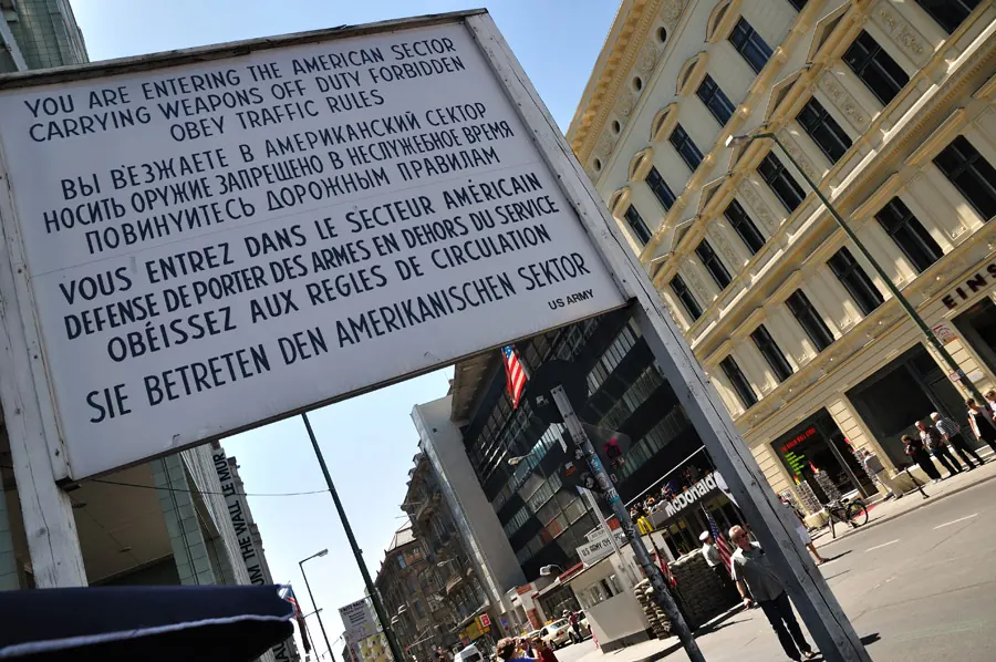 Cartel de entrada al sector americano