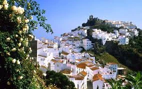 Casares, pueblo blanco de casas encaladas sobre una colina en la provincia de Málaga