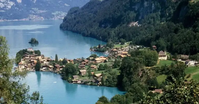 Vista aérea de los lagos que rodean Interlaken