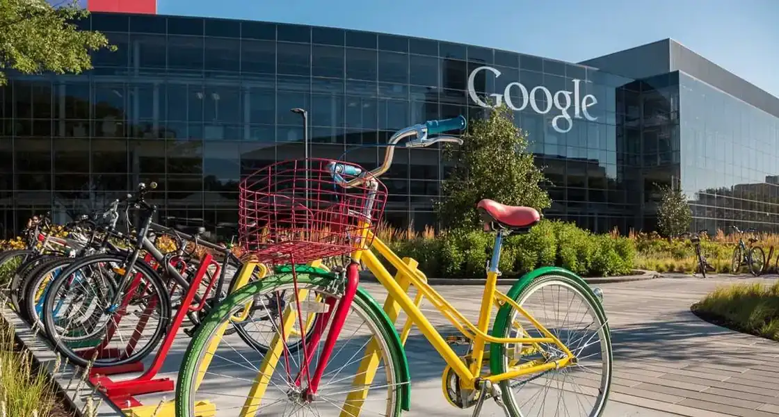 edificio de google, hay una bicicleta de todos colores en la puerta
