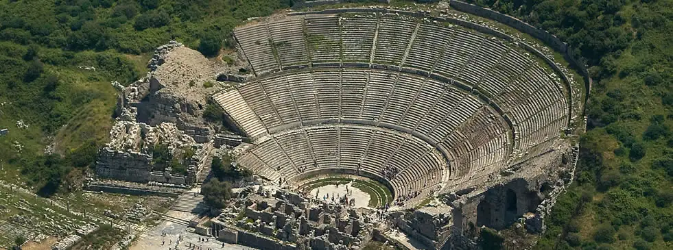 Anfiteatro visto desde arriba con gradas concéntricas de piedra