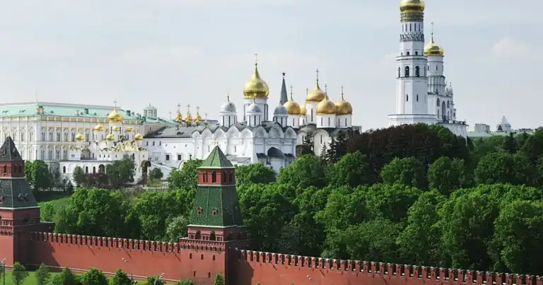 Kremlin con muros de ladrillo rojo, cúpulas doradas y campanario blanco