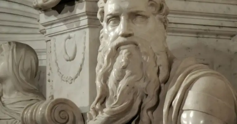 Escultura de cabeza masculina con barba y traje renacentista de piedra blanca