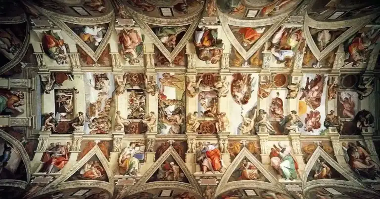 Frescos renacentistas en bóveda de capilla con figuras y decoraciones religiosas